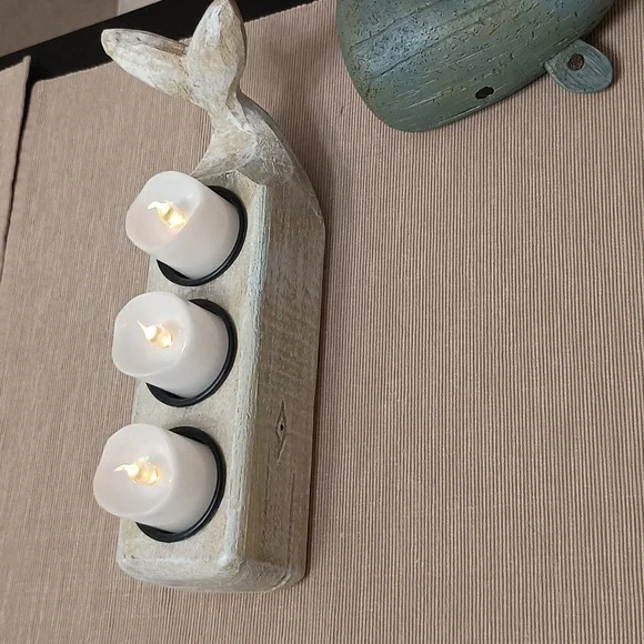 Two whale candle holders, perfect for a nautical theme - Picture 3 of 3